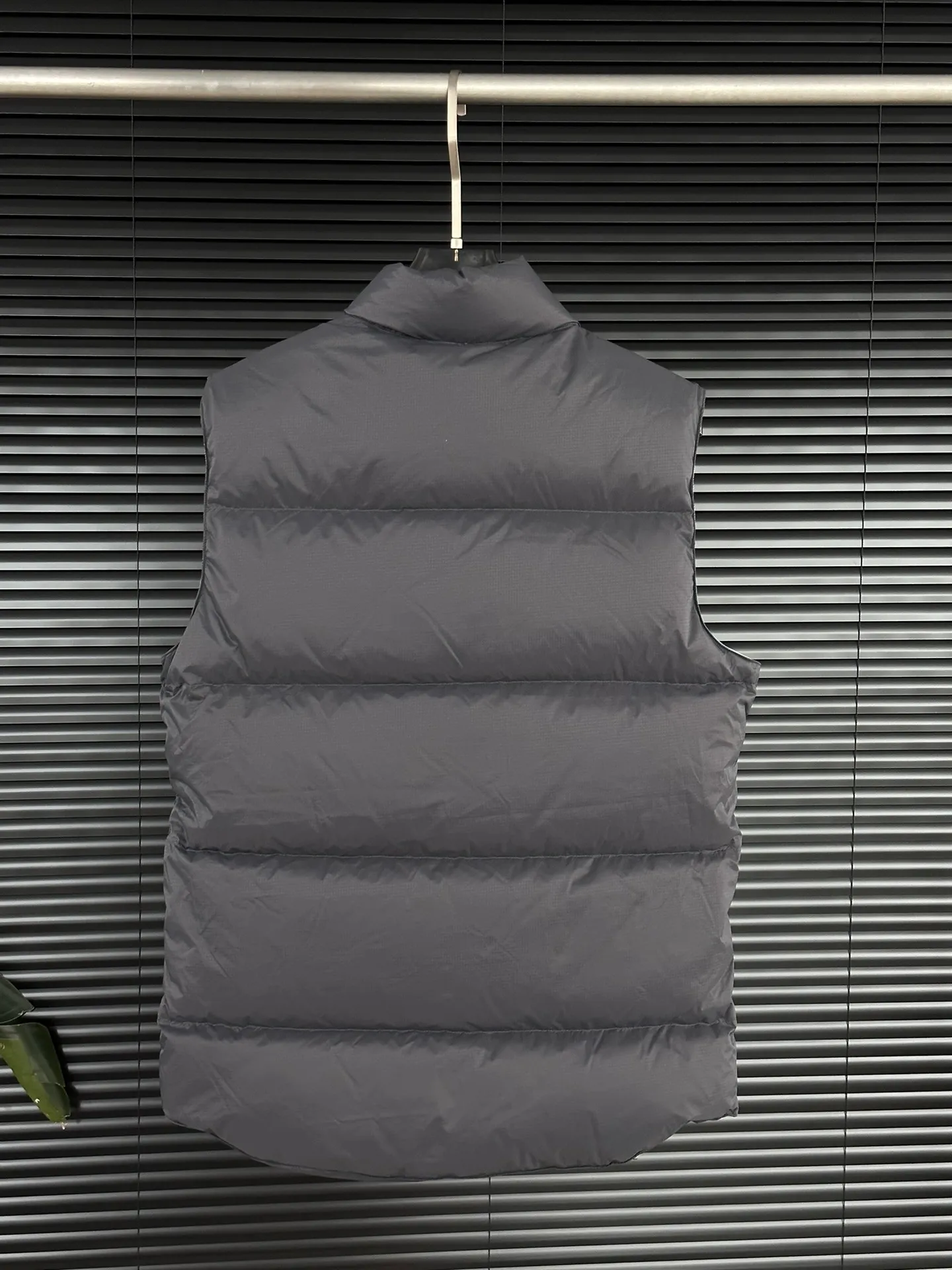 P400 【𝗖𝗮𝗻𝗮𝗱𝗮𝗴𝗼𝗼𝘀𝗲】/Canada Goose/White Label Glacier Down Vest/Graphite Gray